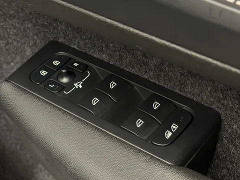 DY23KJU Volvo XC40 2.0 B3P Plus Dark 5dr Auto Thumbnail #19