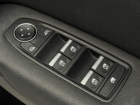 PF72NBE Renault Captur 1.6 E-Tech full hybrid 145 Techno 5dr Auto Thumbnail #18