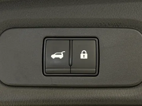 OW74WRV Nissan Qashqai 1.3 DiG-T MH Tekna 5dr Thumbnail #13