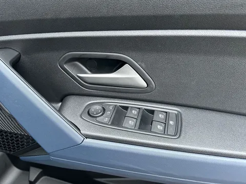 DL75UOE Dacia Duster 1.6 Hybrid 140 Journey 5dr Auto Thumbnail #18