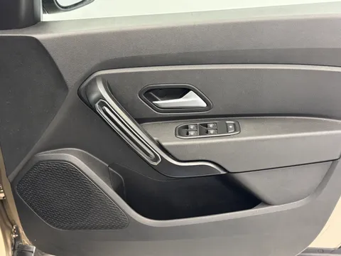 18 of 32 for Dacia Duster 1.6 SCe Comfort 5dr