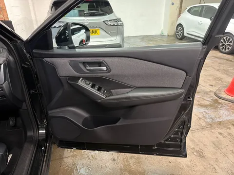 OX74FZW Nissan Qashqai 1.3 DiG-T MH Acenta Premium 5dr Thumbnail #18