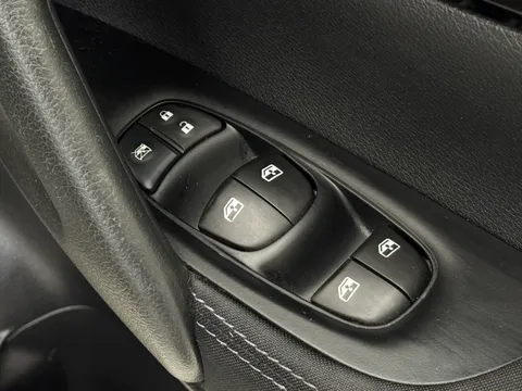 21 of 36 for Nissan Qashqai 1.3 DiG-T Acenta Premium 5dr