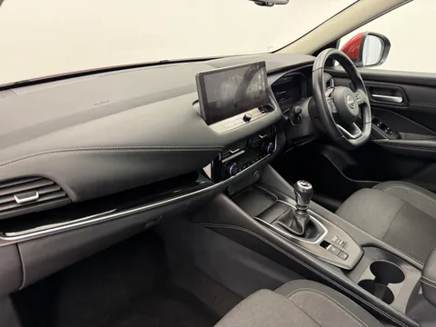 YL72ZMZ Nissan Qashqai 1.3 DiG-T MH N-Connecta [Glass Roof] 5dr Thumbnail #14