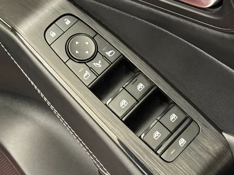 YL72ZMZ Nissan Qashqai 1.3 DiG-T MH N-Connecta [Glass Roof] 5dr Thumbnail #21