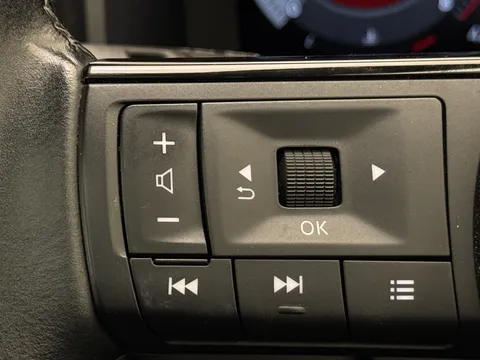 YL72ZMZ Nissan Qashqai 1.3 DiG-T MH N-Connecta [Glass Roof] 5dr Thumbnail #23