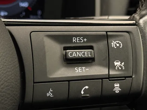 YL72ZMZ Nissan Qashqai 1.3 DiG-T MH N-Connecta [Glass Roof] 5dr Thumbnail #24