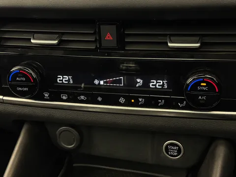 YL72ZMZ Nissan Qashqai 1.3 DiG-T MH N-Connecta [Glass Roof] 5dr Thumbnail #28