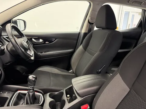 YF69VOM Nissan Qashqai 1.3 DiG-T Acenta Premium 5dr Thumbnail #14