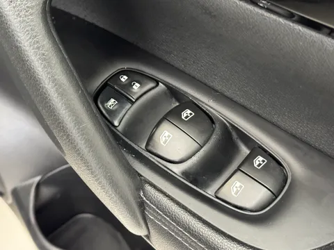 YF69VOM Nissan Qashqai 1.3 DiG-T Acenta Premium 5dr Thumbnail #20