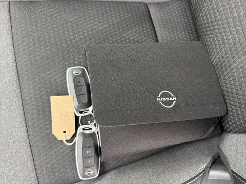 OW74VNA Nissan Qashqai 1.3 DiG-T MH 158 N-Connecta 5dr Xtronic Thumbnail #21