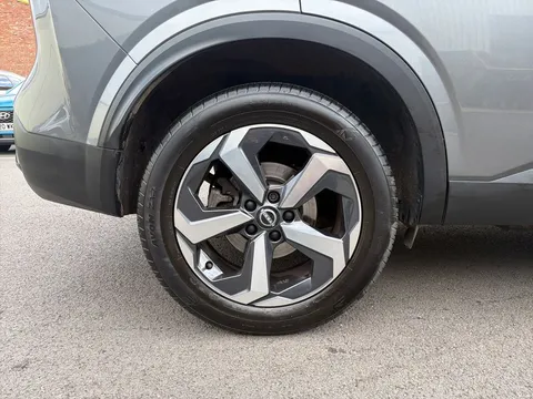 YC72VEX Nissan Qashqai 1.3 DiG-T MH N-Connecta [Glass Roof] 5dr Thumbnail #9