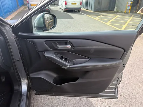 YC72VEX Nissan Qashqai 1.3 DiG-T MH N-Connecta [Glass Roof] 5dr Thumbnail #18