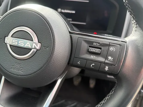 YC72VEX Nissan Qashqai 1.3 DiG-T MH N-Connecta [Glass Roof] 5dr Thumbnail #24