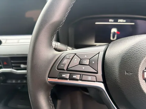 OX74FGA Nissan Juke 1.6 Hybrid N-Connecta 5dr Auto Thumbnail #24