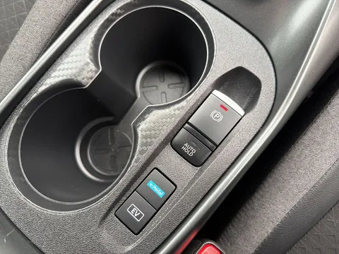 OX74FGA Nissan Juke 1.6 Hybrid N-Connecta 5dr Auto Thumbnail #26