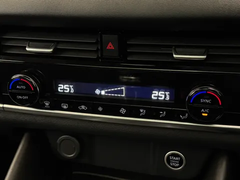 DC72MHV Nissan Qashqai 1.3 DiG-T MH N-Connecta [Glass Roof] 5dr Thumbnail #27