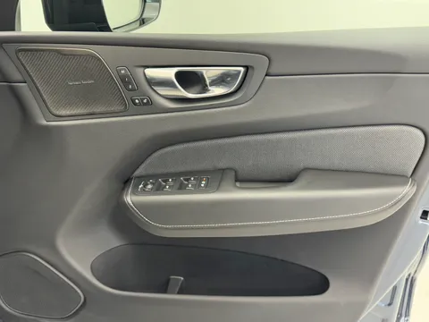 DU74WKJ Volvo XC60 2.0 B5P Plus Dark 5dr AWD Geartronic Thumbnail #18