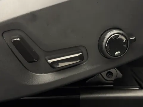 DU74WKJ Volvo XC60 2.0 B5P Plus Dark 5dr AWD Geartronic Thumbnail #19