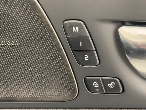 DU74WKJ Volvo XC60 2.0 B5P Plus Dark 5dr AWD Geartronic Thumbnail #20