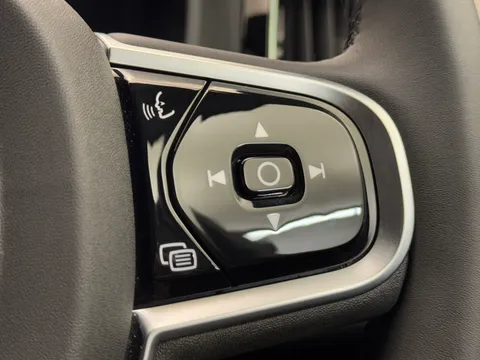 DU74WKJ Volvo XC60 2.0 B5P Plus Dark 5dr AWD Geartronic Thumbnail #22