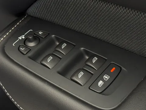 DU74WKJ Volvo XC60 2.0 B5P Plus Dark 5dr AWD Geartronic Thumbnail #26