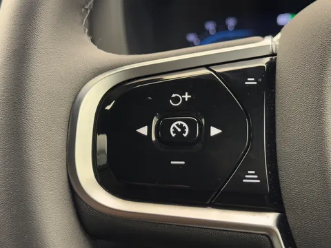 DU74WKJ Volvo XC60 2.0 B5P Plus Dark 5dr AWD Geartronic Thumbnail #27