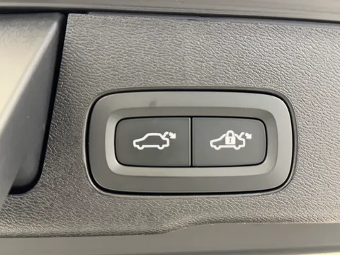 DU74WKJ Volvo XC60 2.0 B5P Plus Dark 5dr AWD Geartronic Thumbnail #17