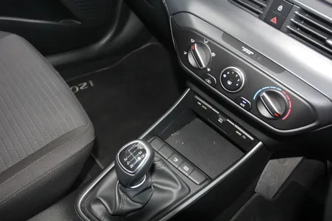 DE22NCX Hyundai i20 1.0T GDi 48V MHD SE Connect 5dr Thumbnail #27