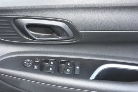 EA25YTK Hyundai i20 1.0T GDi Premium 5dr Thumbnail #17