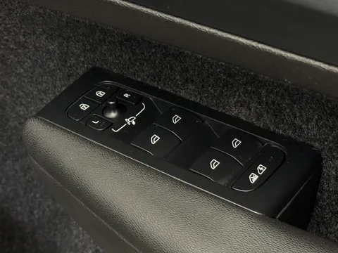 DX23LYA Volvo XC40 2.0 B3P Plus Dark 5dr Auto Thumbnail #21