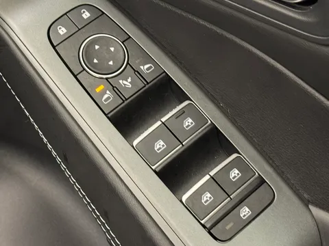 OW25EEJ Nissan Qashqai 1.3 DiG-T MH N-Connecta [Glass Roof] 5dr Thumbnail #20