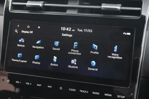 ET21ZZG Hyundai Tucson 1.6 TGDi Premium 5dr 2WD Thumbnail #35