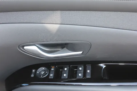 EF24VDD Hyundai Tucson 1.6T Plug-in Hybrid Premium 5dr 4WD Auto Thumbnail #17