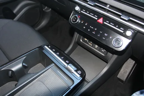 EF24VDD Hyundai Tucson 1.6T Plug-in Hybrid Premium 5dr 4WD Auto Thumbnail #28