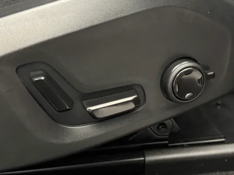 KR23MFY Volvo XC60 2.0 B4D Plus Dark 5dr AWD Geartronic Thumbnail #23