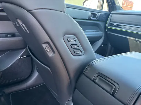 MH75WBY Hyundai Santa Fe 1.6 TGDi Hybrid Calligraphy 5dr 4WD Auto Thumbnail #16