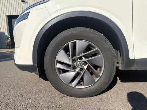 FY72VPG Nissan Qashqai 1.3 DiG-T MH 158 Acenta Premium 5dr Thumbnail #9
