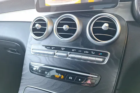 KR71AWY Mercedes-Benz GLC GLC 220d 4Matic AMG Line Premium 5dr 9G-Tronic Thumbnail #29
