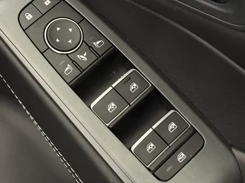 OW25BAV Nissan Qashqai 1.3 DiG-T MH N-Connecta [Glass Roof] 5dr Thumbnail #20