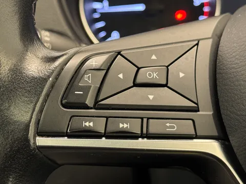 DP70RFY Nissan Qashqai 1.7 dCi N-Connecta 5dr [Glass Roof Pack] Thumbnail #25