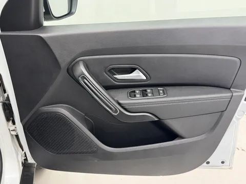 J50AJE Dacia Duster 1.0 TCe 100 Bi-Fuel Prestige 5dr Thumbnail #18