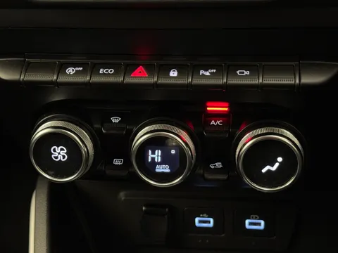 J50AJE Dacia Duster 1.0 TCe 100 Bi-Fuel Prestige 5dr Thumbnail #27