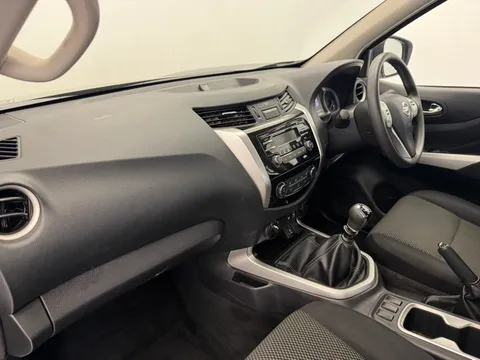 OE72EYD Nissan Navara Double Cab Pick Up Acenta 2.3dCi 163 TT 4WD Thumbnail #14