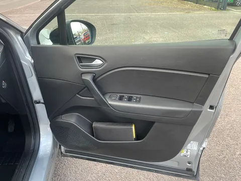 BT20YRJ Renault Captur 1.0 TCE 100 Iconic 5dr Thumbnail #28