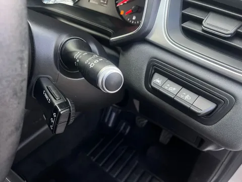 BT20YRJ Renault Captur 1.0 TCE 100 Iconic 5dr Thumbnail #24