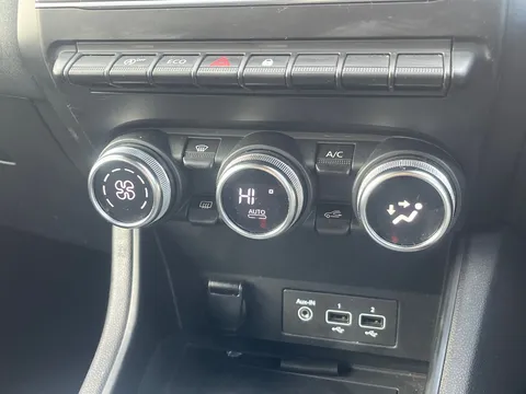 BT20YRJ Renault Captur 1.0 TCE 100 Iconic 5dr Thumbnail #23