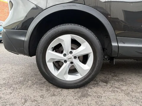 8 of 25 for Nissan Qashqai 1.3 DiG-T Acenta Premium 5dr