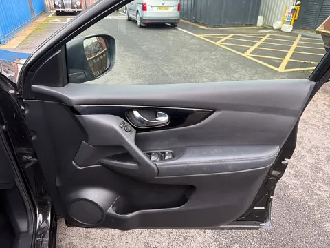 17 of 25 for Nissan Qashqai 1.3 DiG-T Acenta Premium 5dr