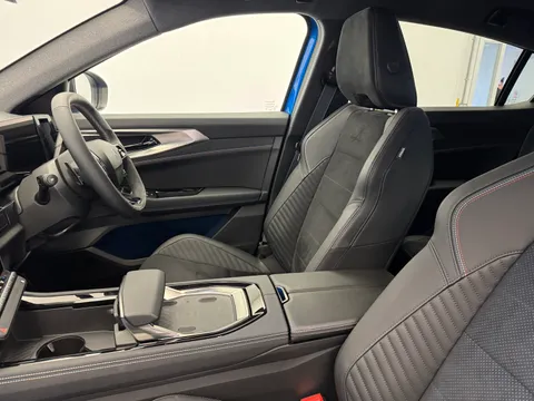 BL74ZHK Renault Rafale E-Tech FHEV Techno Esprit Alpine 5dr Auto 4C Thumbnail #14